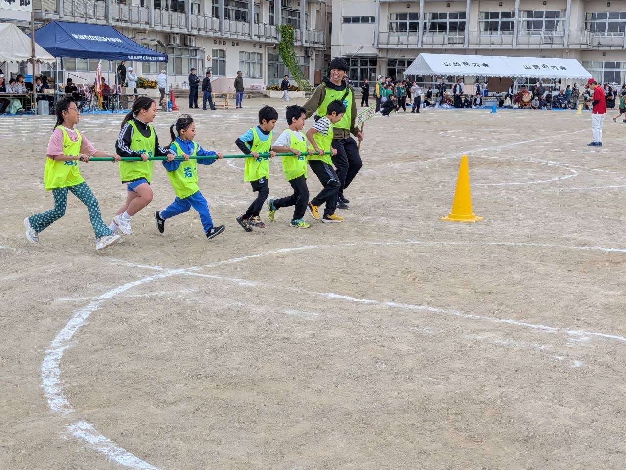 台風の目。足並みをそろえてコーナーへ。