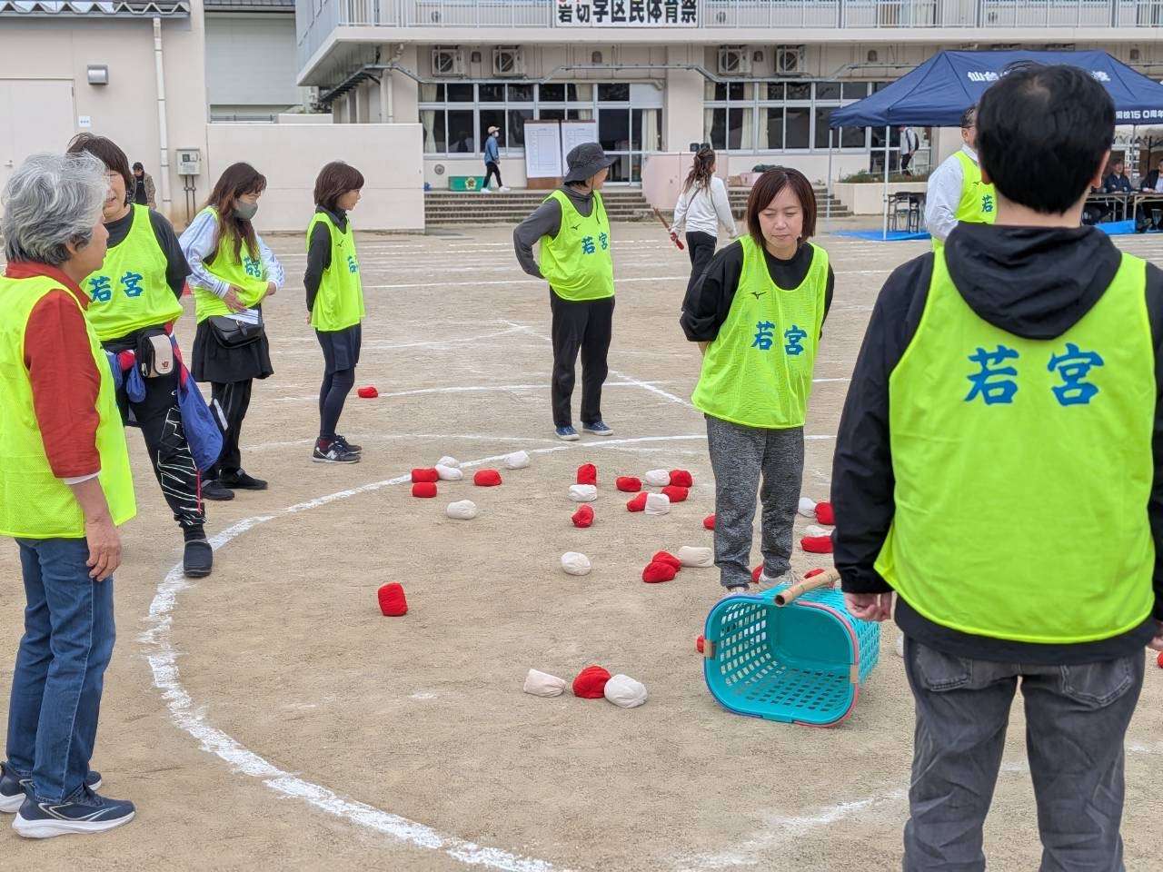 かごをめがけて、玉入れに挑戦！