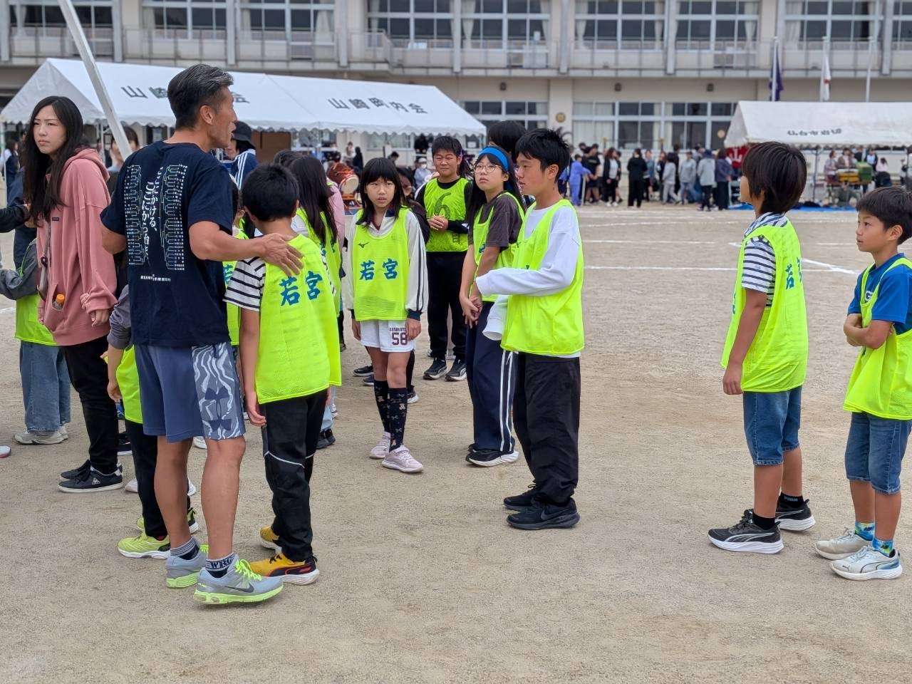 次の出番に向けて集まった子どもたち。