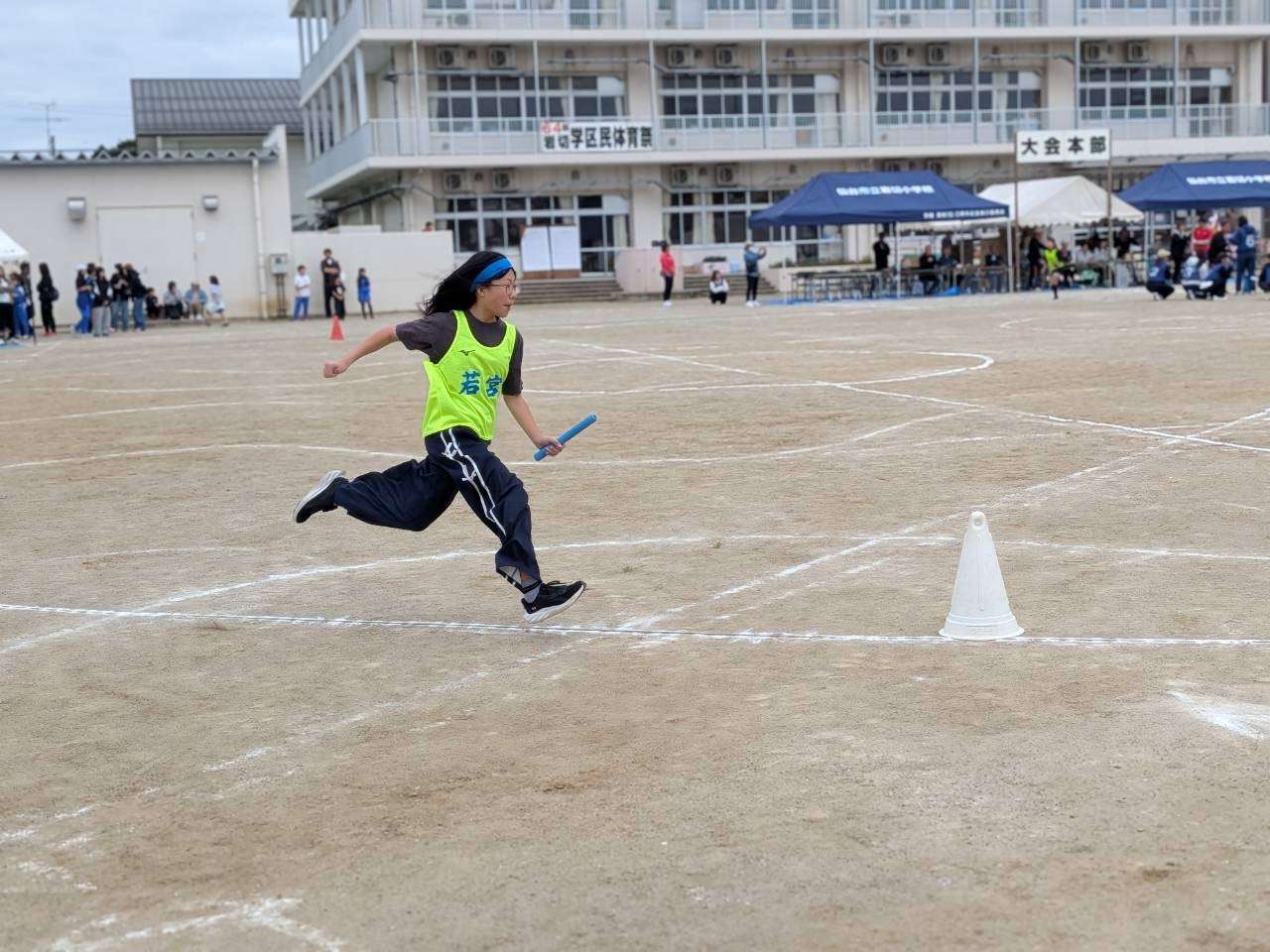大きなストライドで駆け抜けます。