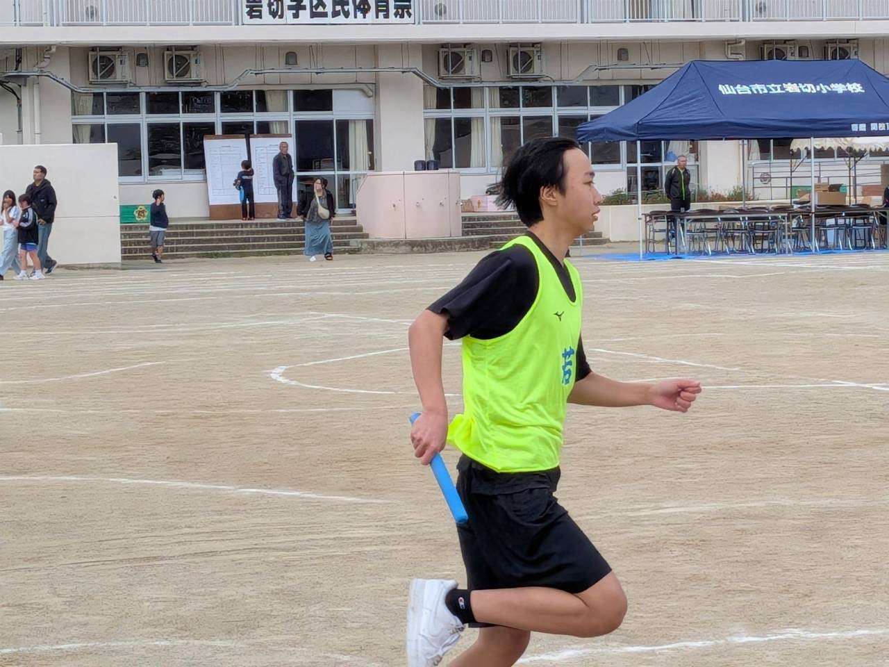 リレーの一場面。最後まで懸命に走ります。