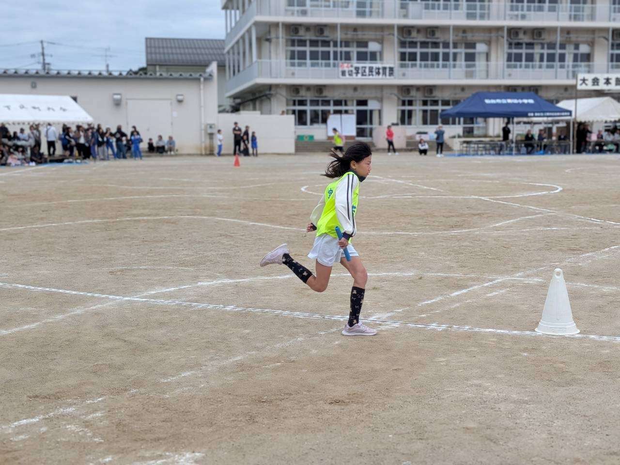 グラウンドを駆ける子どもたち。