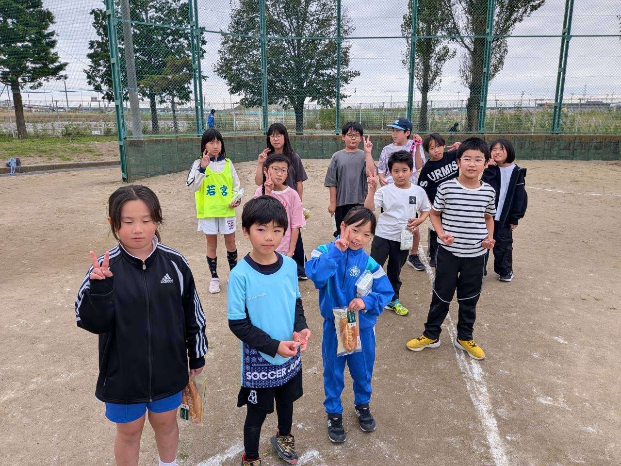 小さな子どもたちも一緒に、はい、チーズ！