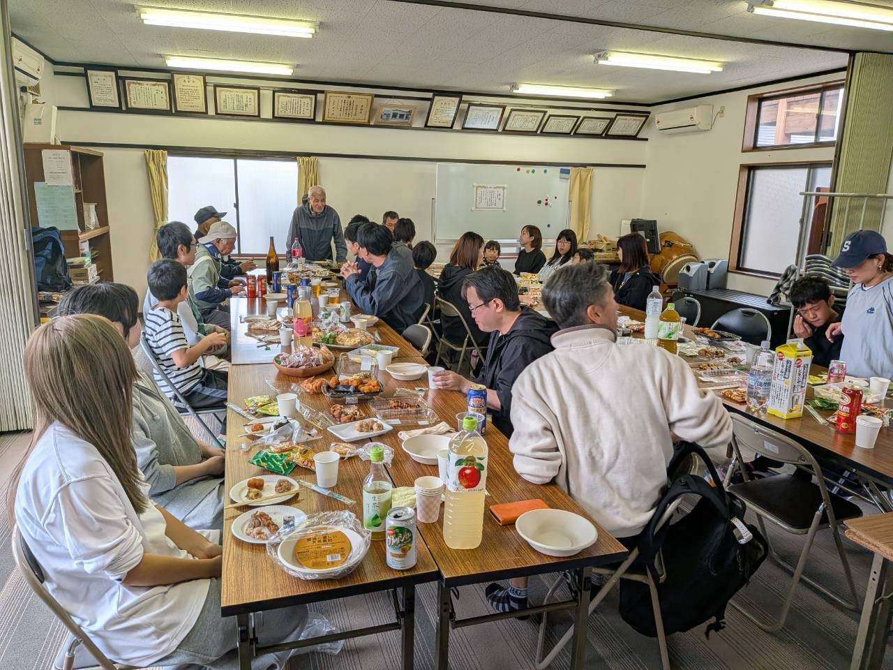 お疲れさん会のもう一場面。テーブルを囲んで交流しました。