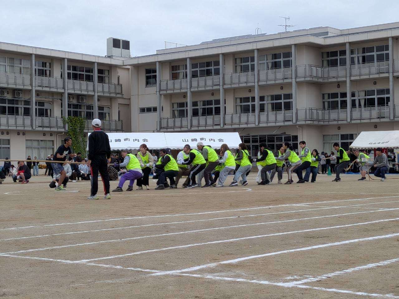 綱引きは、みんなの力を合わせて。