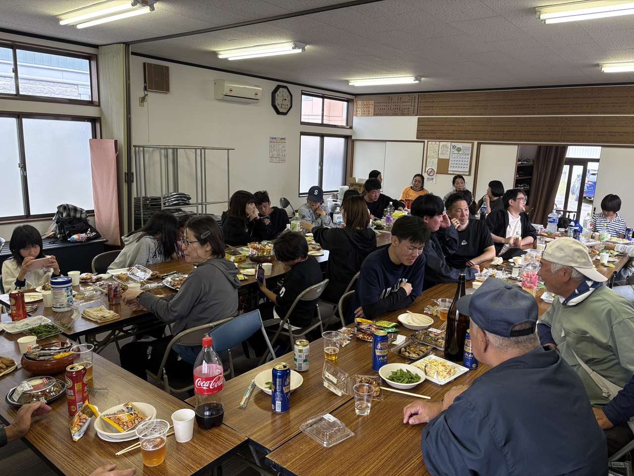 大会後のお疲れさん会。大人も子どもも一緒に食卓を囲みました。